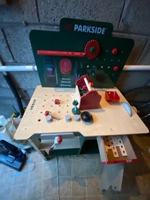 kids play workbench