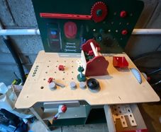 kids play workbench