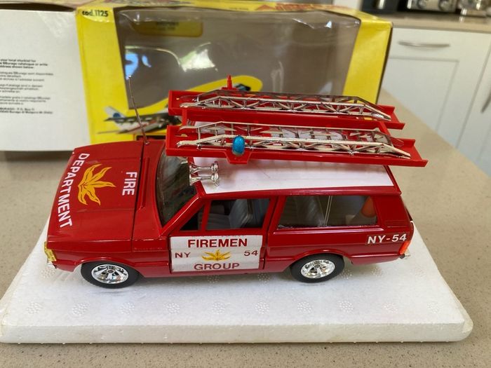 Range Rover NY airport Fire Department 1/24 rare Burago