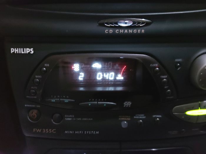 Philips Mini Hi-Fi System, Model FW 355C, 3 CD Changer, Radio and dual Tape Deck and 2 Lovely Philips speakers, in very Good Condition