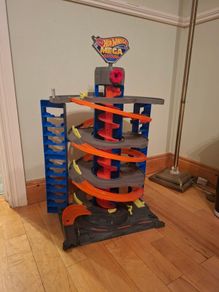Hot wheels mega Garage