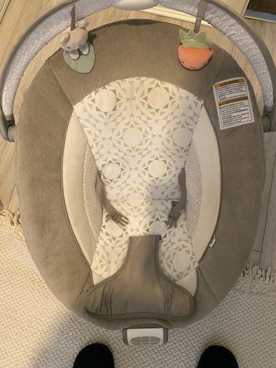 baby chair vibrates and play music with neon lights it's just like new