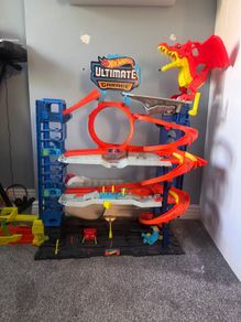 Hot Wheels garage