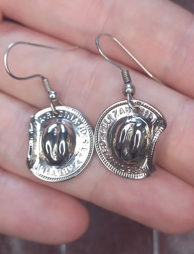 Vintage jewelry is sold individually for 5 to 10 euros