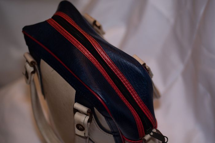 Stylish vintage leather golf practice ball bag with balls