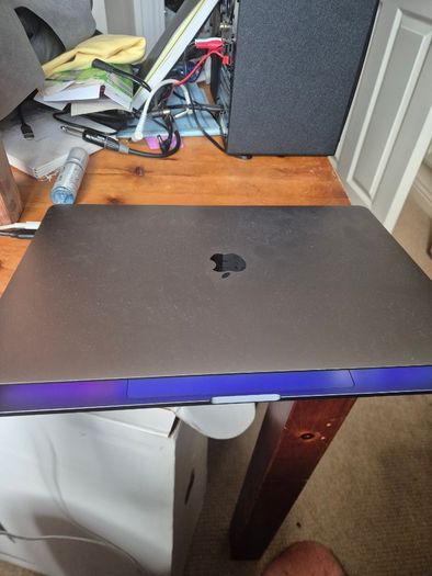 MacBook Pro 15,1/i7-8750H/16GB Ram/256GB SSD/Touch Bar/555x/15" RD/B