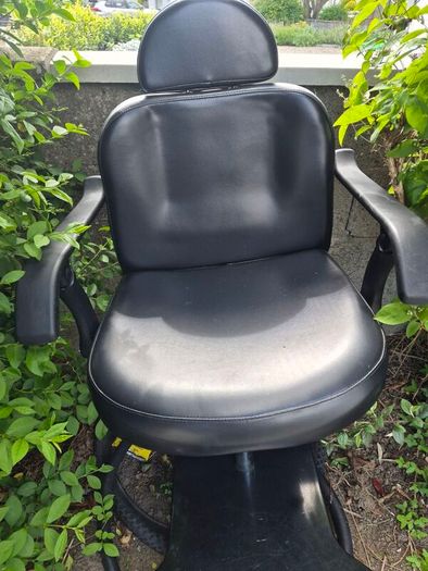 pedicure chair in good nick just base needs some minor attention - we've upgraded ours