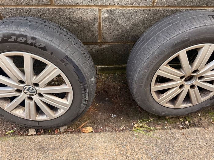 VW Golf original alloys and tyres