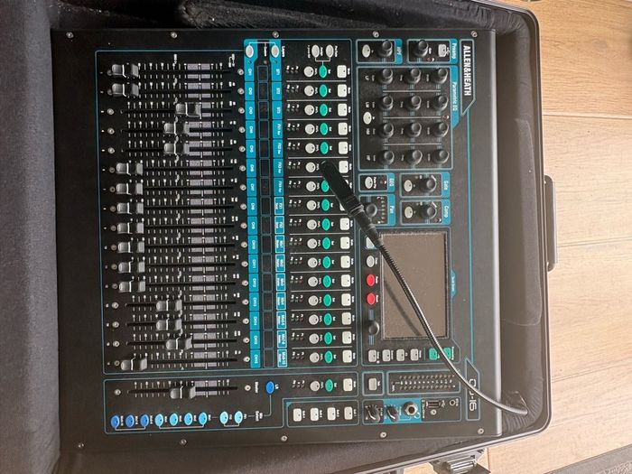 Allen & Heath QU-16 with case