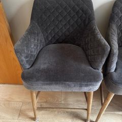 3 cushioned grey island chairs