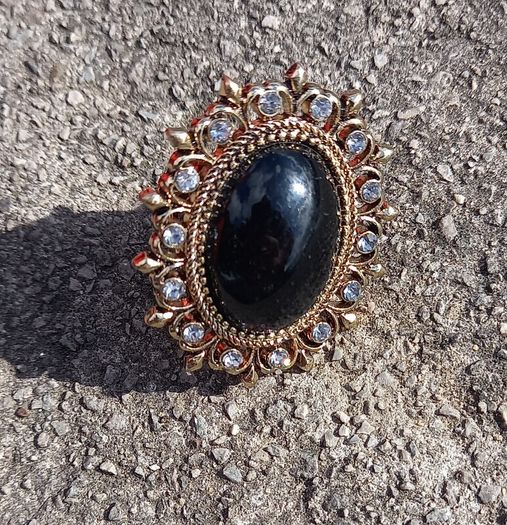 Vintage jewelry is sold individually for 5 to 10 euros