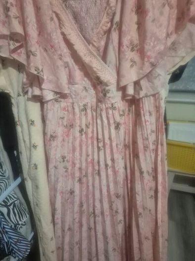 Dresses suit size 20/22. E3 each