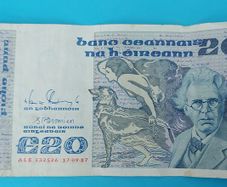 Irish 1987  Twenty Pound "YEATS"  banknote in Very Fine  condition