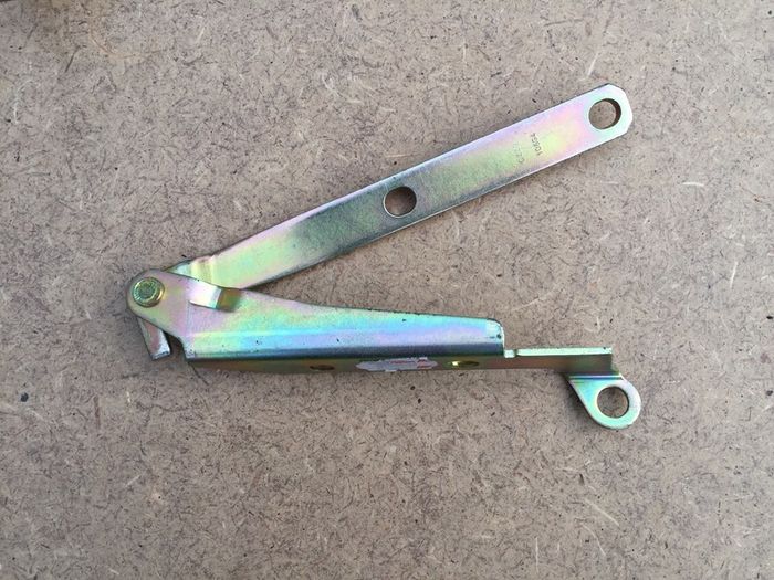RH Bonnet Hinge (Fiat Cinquecento Seicento)