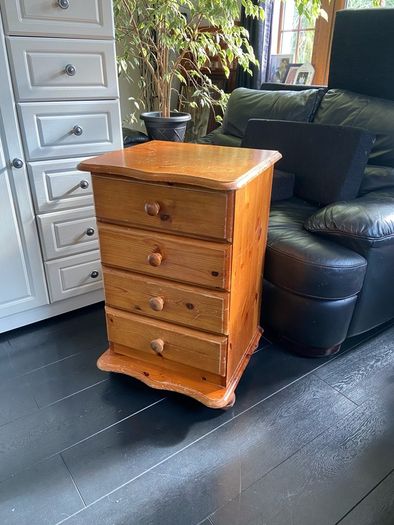 Small Dresser/Bedside Table