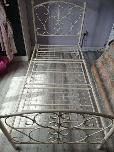 single metal bed frame