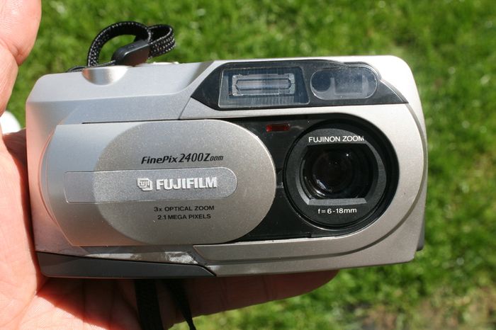 Fujifilm FinePix 2400 Zoom 2.1MP Compact Digital Camera Silver Tested