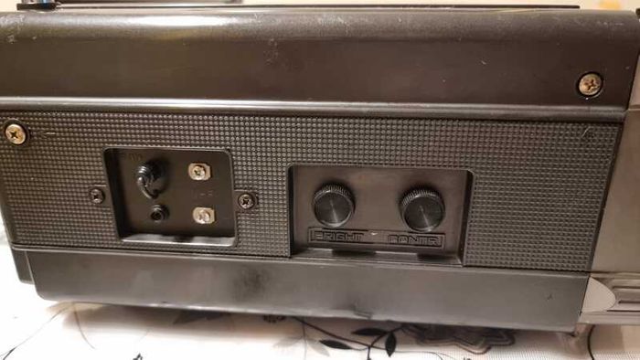 From 1977 National TR-5000E -  TV / RADIO MW - SW1 - SW2 / Cassette Recorder, All function working good.