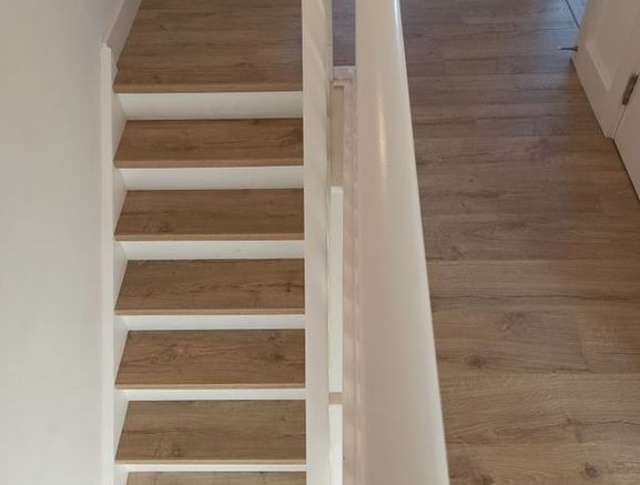 Laminate floor fitting - leveling - grinding