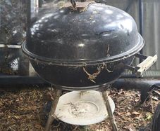 Compact Kettle charcoal barbecue,