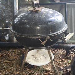 Compact Kettle charcoal barbecue,