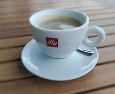 Illy coffee cups and saucers ( 12 available ) Brand New