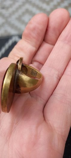 Vintage jewelry is sold individually for 5 to 10 euros