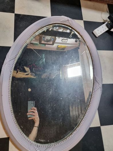 Oval mirror with fluted frame for collection