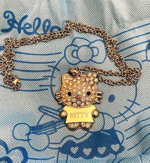 Kitty bag and necklace,