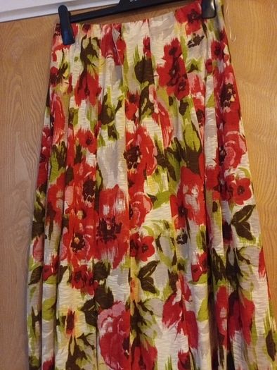 Per Una  Skirt. S.12.   B.N.W.T.