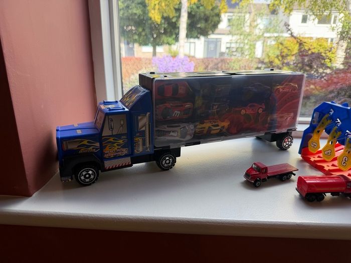 Hot Wheels Racetrack and Lorry with cars