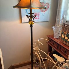 Stunning vintage floor lamp Amber glass feature H155cm
