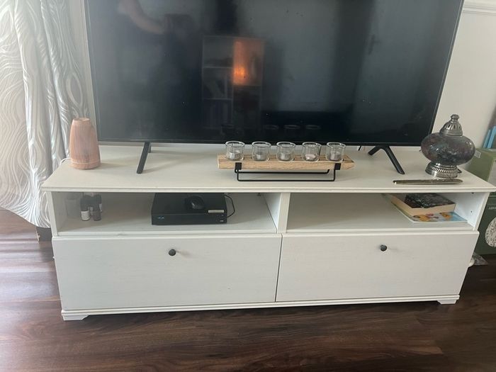 telly stand