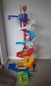 Toy racing track
