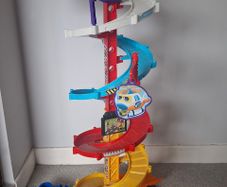 Toy racing track