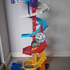 Toy racing track