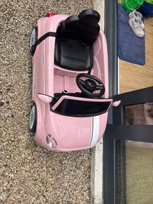 Fiat 500 pink electric car