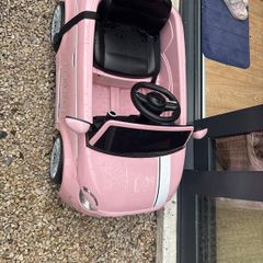 Fiat 500 pink electric car