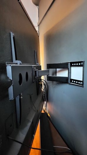 Lg Tv 70 Inch Model 70uj675v. Wall Mount Included