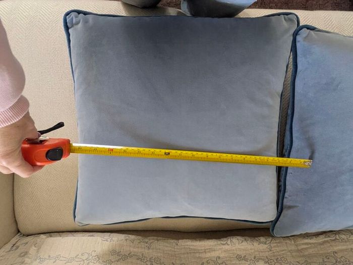 Four bespoke blue cushions, 30 euro per piece