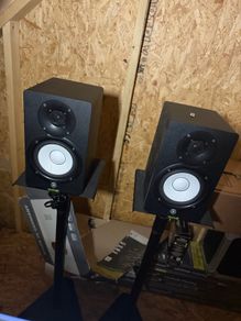 Yamaha HS5 Active Studio Monitors & Gravity Stands