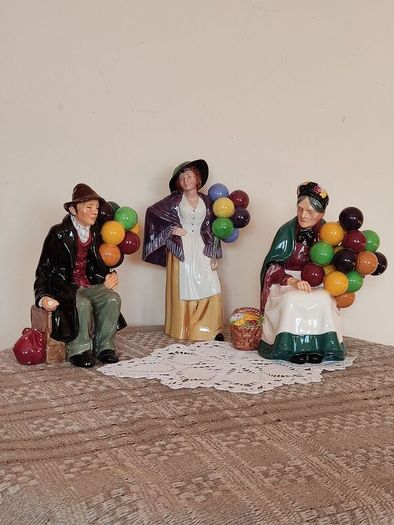 Vintage porcelain figurines family of balloon sellers by Royal Doultot . 85 euro each