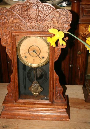 Antique Mantel Clock made by Waterbury AMERICAN GINGERBREAD CLOCK Carved Oak Case 59 x 35cm works well