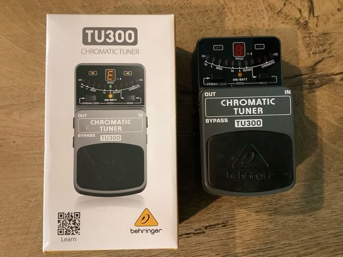 Behringer TU300 Chromatic Tuner pedal box