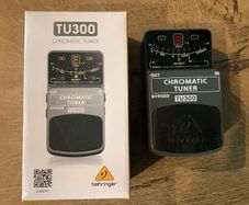 Behringer TU300 Chromatic Tuner pedal box