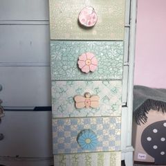 Tall narrow pretty drawers. Knobs that's missing is in the drawers.