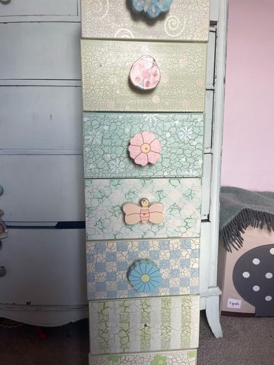 Tall narrow pretty drawers. Knobs that's missing is in the drawers.