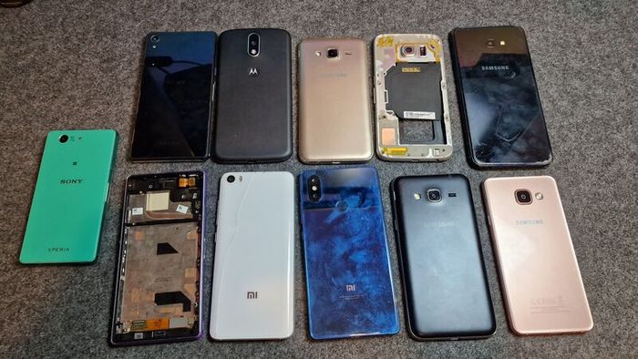 Lot of 12 Smartphones ,Mixed Brands, Untested, Samsung, Siny, Mi, Motorola
