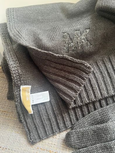 Set of a scarf, hat and gloves Michael Kors
