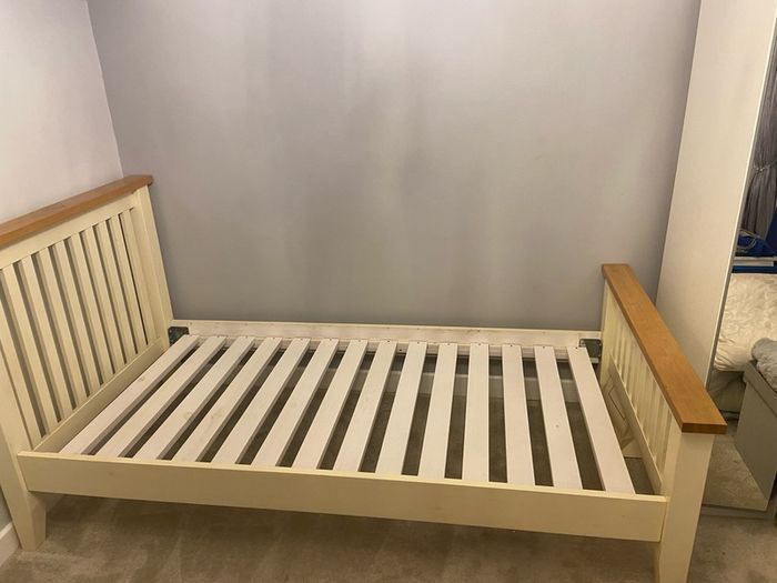 Oak frame single bed